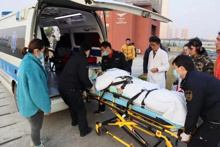 上海病人出院转院选择正规润兴救护车转运服务公司